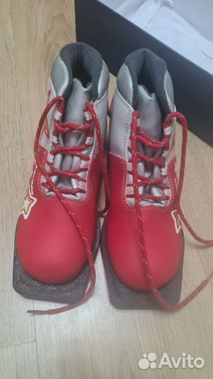 Беговые,пластиковые лыжи с палками,ботинками