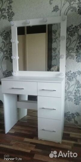 Гримерный столик с лампочками