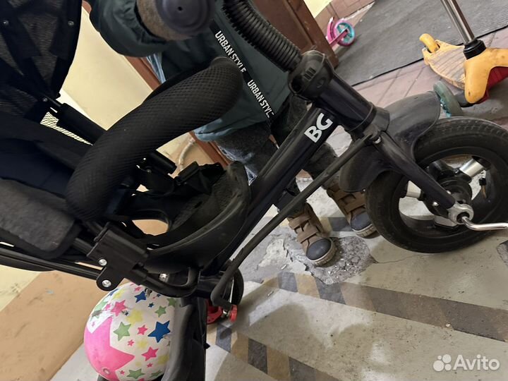 Детский трехколесный велосипед с ручкой