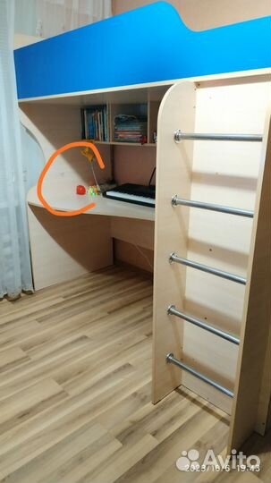 Кровать чердак со столом и шкафом