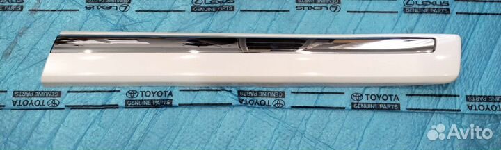 Молдинг передней R двери Lc 200 белый перламутр