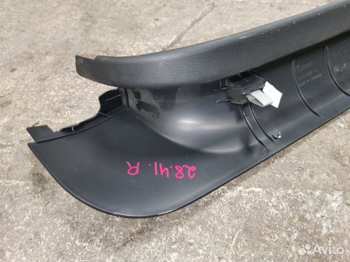 Обшивка двери багажника правая Volkswagen Touareg