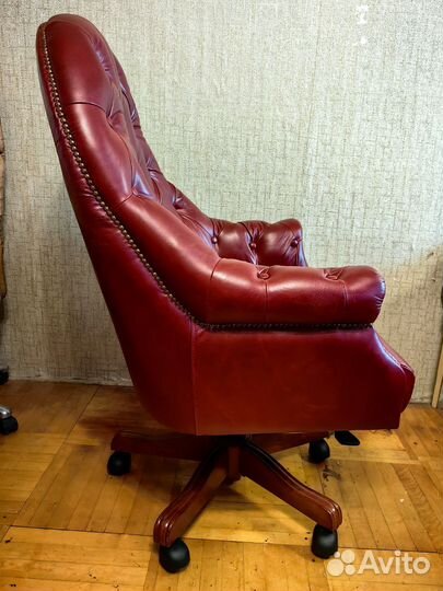 Кожаное кресло руководителя