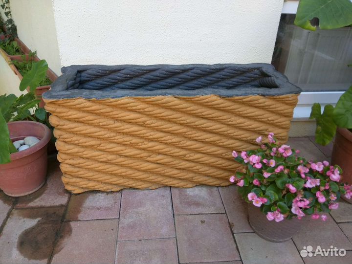 Вазон кашпо из армированного бетона крашенный