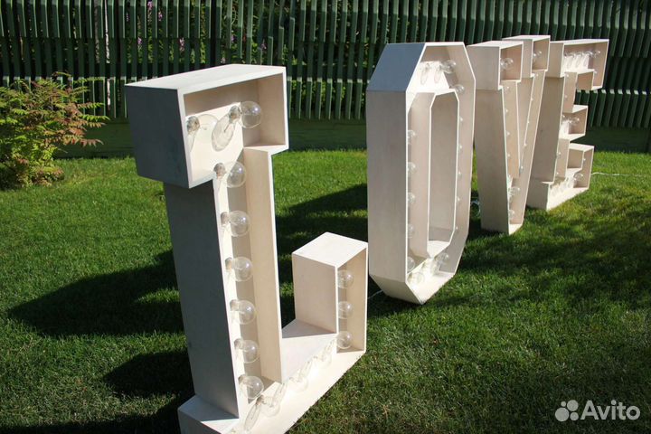 Светящиеся буквы с лампочками love