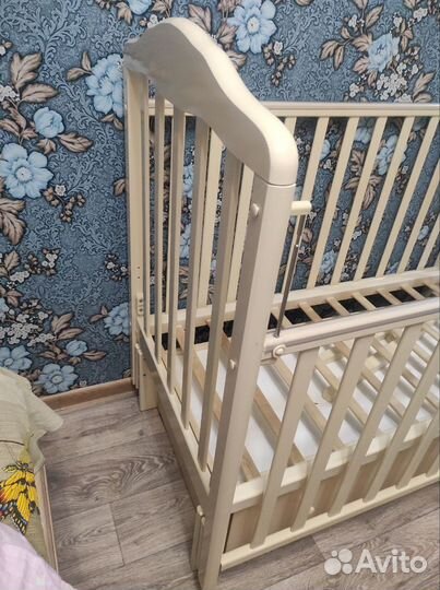 Детская кроватка с маятником и ящиком
