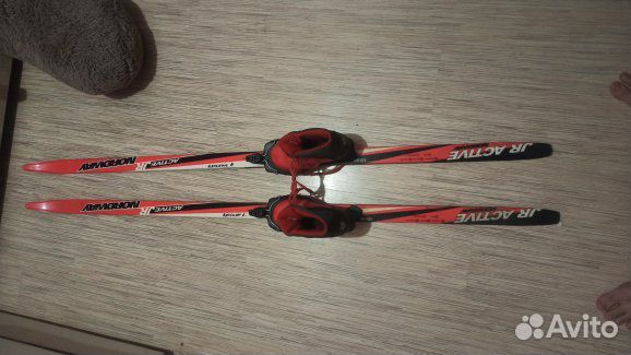 Лыжные ботинки с лыжами