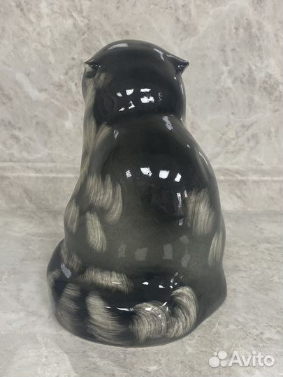 Фарфоровая статуэтка 