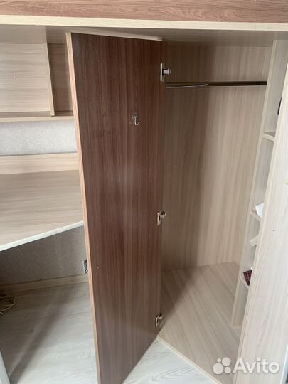 Детская кровать чердак со столом и шкафом