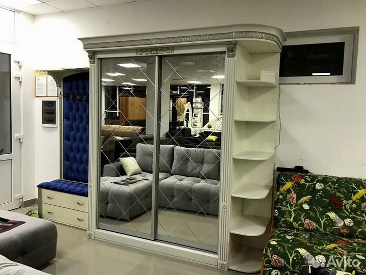 Очень красивый шкаф в прихожую Барокко