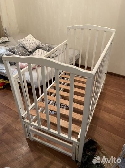 Детская кроватка с продольным маятником