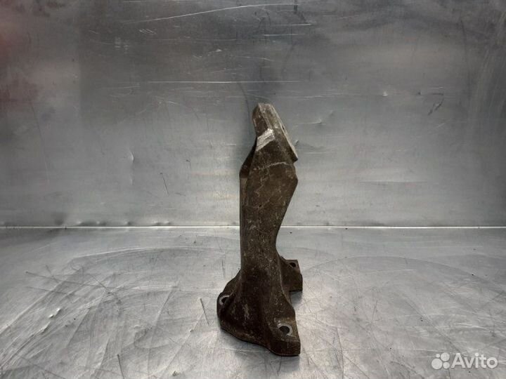 Кронштейн двигателя правый Volkswagen Passat B2