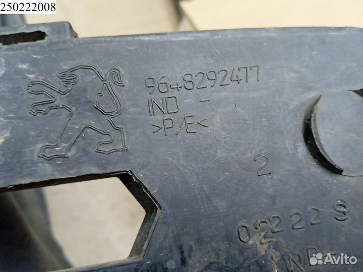 Решетка в бампер центральная Peugeot 206