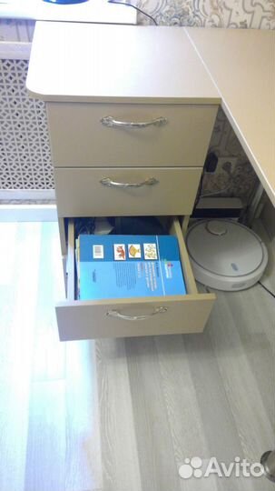 Письменный стол с тумбой