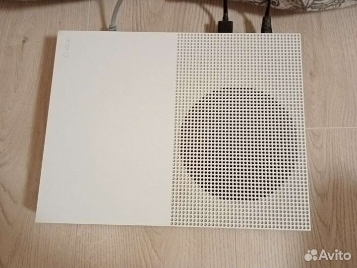 Xbox One s 1tb с дисководом двумя джойстиками