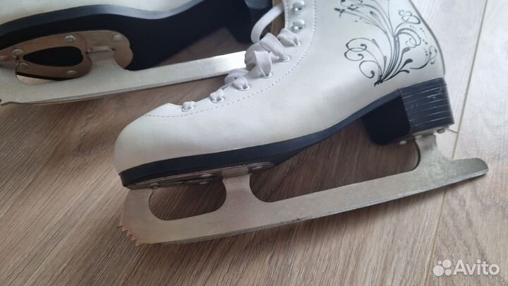 Коньки фигурные женские