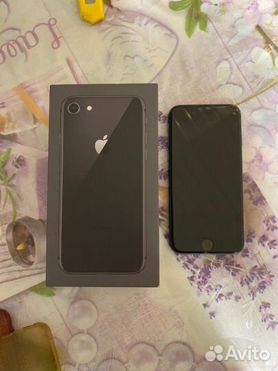 Продам iPhone 8