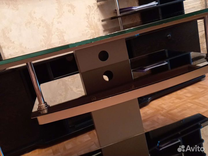 Зеркальный стол под телевизор