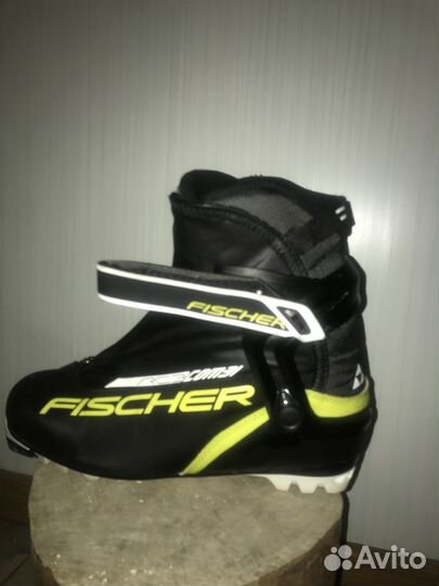 Лыжи с палками и ботинками