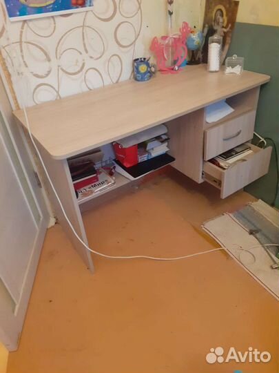 Стол письменный,в хорошем состоянии