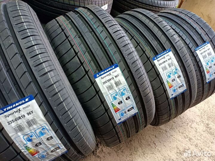 Triangle Sports TH201 235/40 R19 и 255/35 R19
