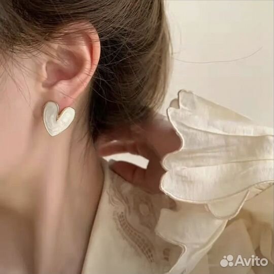 Серьги сердечко бело-золотые гвоздики