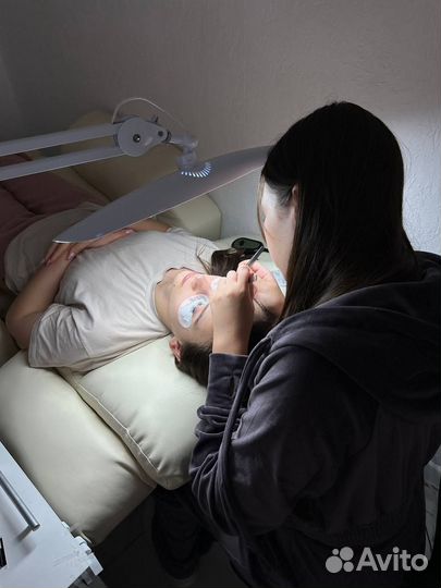 Наращивание ресниц и коррекция бровей