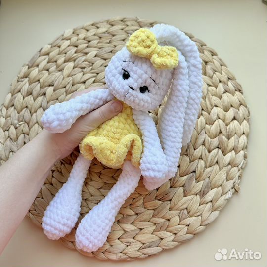 Вязанные игрушки зайка