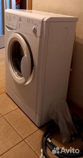 Стиральная машинка Indesit (узкая)