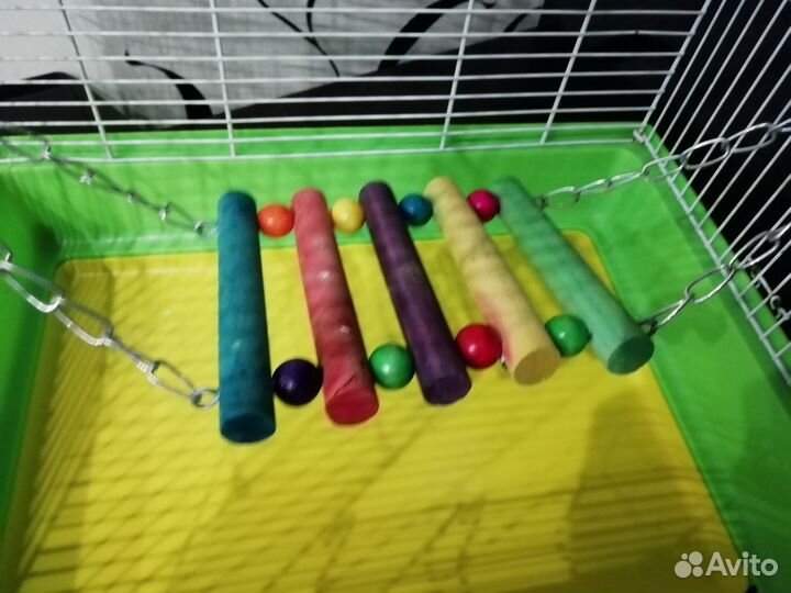 Клетка для попугая с игрушками и ванной