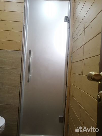 Стеклянная дверь на заказ