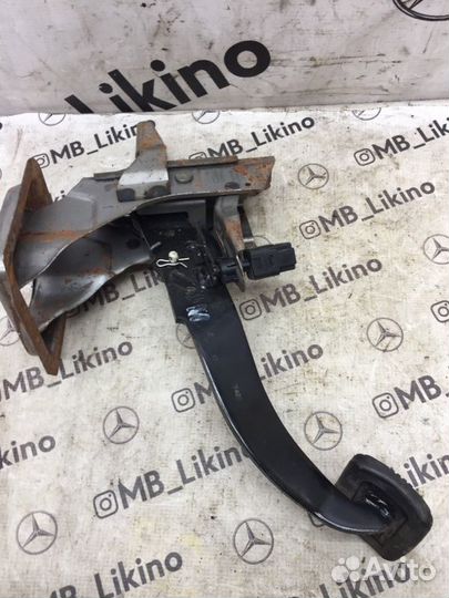 Педаль тормоза Infiniti