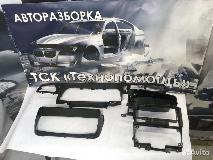 Рамка торпедо центральная Volkswagen Passat B4