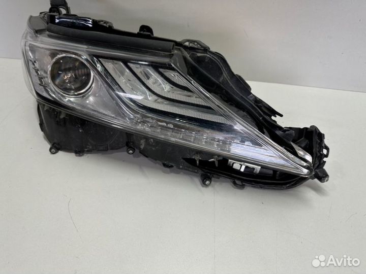 Фара передняя правая Toyota Camry V70/V75