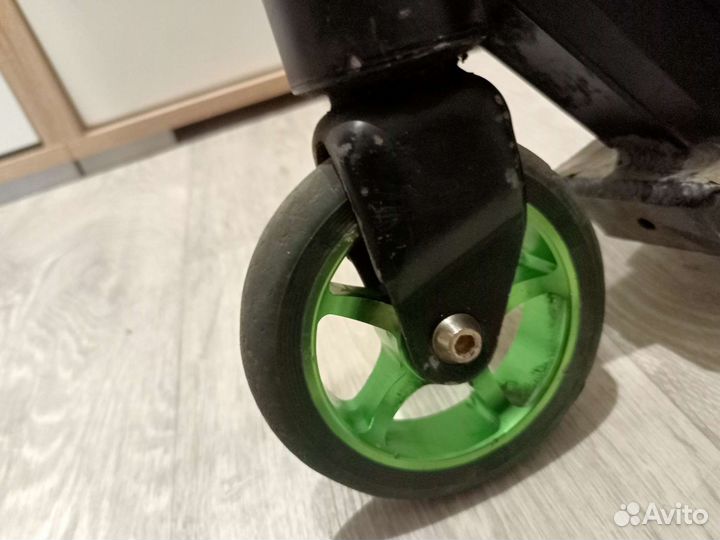 Трюковой самокат имеется