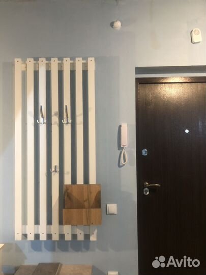 Вешалка настенная с ключнецей