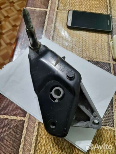 Продаю подушка двигателя боковая с креплением на к