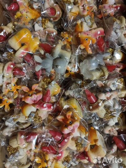 Свечи в подсвечнике в виде денежного зайца