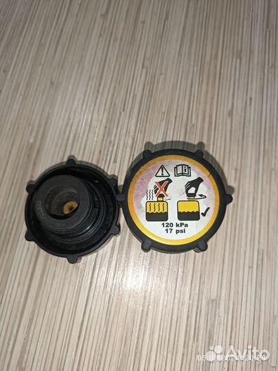 Крышка расширительного бачка YL848100AA