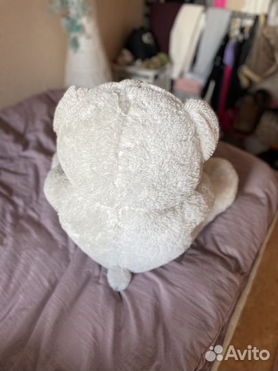 Большой плюшевый медведь