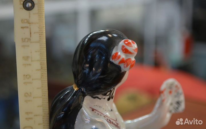 Фарфоровая статуэтка- цыганка С картами