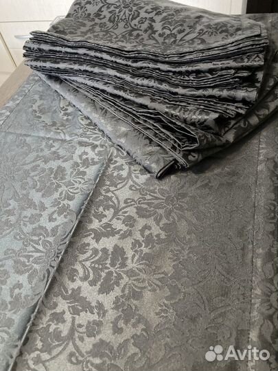 Наперон черный и белые скатерти