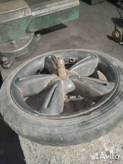Колесо для тележки