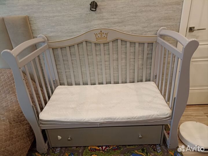 Детская кроватка с маятником и ящиком