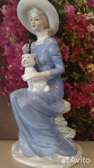 Статуэтка Фарфор. Дама с собачкой