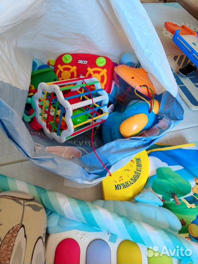 Пакет с игрушками и 2 муз коврика