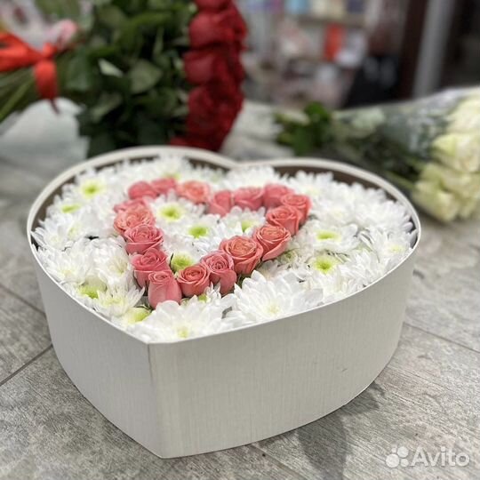 Коробка Сердце Из Хризантемы и Кустовой Розы