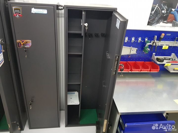 Сейф оружейный на 4-5 стволов с полками