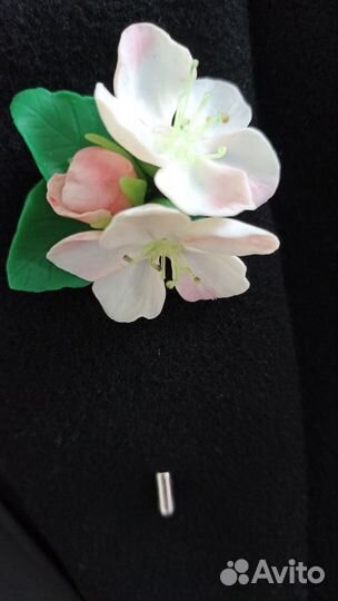 Брошь с цветами яблони