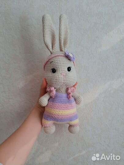 Вязаная игрушка заяц